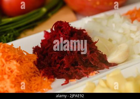 Primo piano di barbabietole tritate per la produzione tradizionale borscht ucraino. Vista dall'alto. Foto Stock