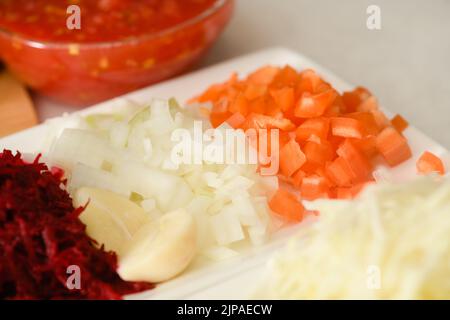 Primo piano di carote e cipolle tritate per la produzione di borscht ucraino tradizionale. Vista dall'alto. Foto Stock