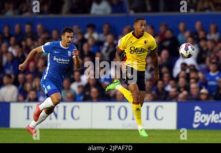 Joao Pedro di Watford è inseguito da Maxime Colin della città di Birmingham durante la partita del campionato Sky Bet a St. Andrew's, Birmingham. Data immagine: Martedì 16 agosto 2022. Foto Stock