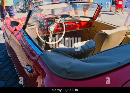 Mercedes 190 SL convertibile, roadster in rosso degli anni '50 al classico salone di Colonia, vista degli interni Foto Stock