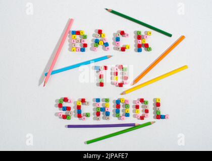 Composizione di numero perline che formano parole ritorno a scuola e matite. Foto Stock