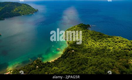 Foto con droni della costa e della fine del crinale principale dell'estremità nord-orientale di Tobago. Questa zona fa parte della Riserva della Biosfera di Tobago nord-est dell'UNESCO. Foto Stock