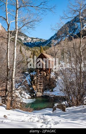 Mulino storico in inverno con Snow Aspen, Colorado, Stati Uniti Foto Stock