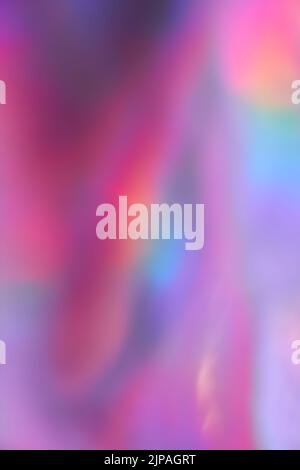 Texture olografica verticale. Ologramma al neon alla moda con motivi luminosi per un elegante logo o una cartolina sullo sfondo. Lamina lucida e gradiente arcobaleno metallico. Foto di alta qualità Foto Stock