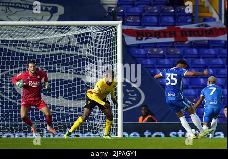 Il George Hall di Birmingham City segna il primo goal del gioco durante la partita dello Sky Bet Championship a St. Andrew's, Birmingham. Data immagine: Martedì 16 agosto 2022. Foto Stock