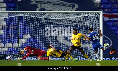 Il George Hall di Birmingham City segna il primo goal del gioco durante la partita dello Sky Bet Championship a St. Andrew's, Birmingham. Data immagine: Martedì 16 agosto 2022. Foto Stock