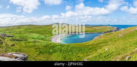 Ampia vista panoramica della baia di Garenin e del villaggio di Blackhouse sull'isola di Lewis, Scozia, Regno Unito Foto Stock