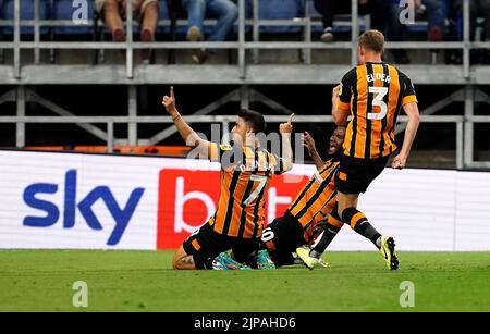 Ozan Tufan (a sinistra) di Hull City festeggia il primo goal della partita con i compagni di squadra durante la partita del Campionato Sky Bet al Turf Moor di Burnley. Data immagine: Martedì 16 agosto 2022. Foto Stock