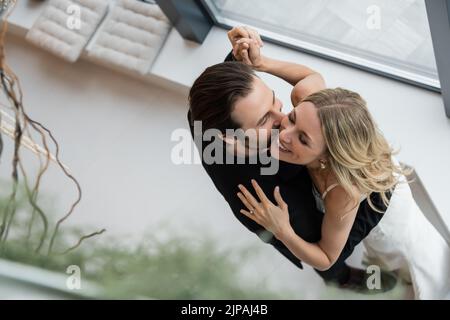 Vista dall'alto di allegre ed eleganti coppie che ballano nel ristorante Foto Stock