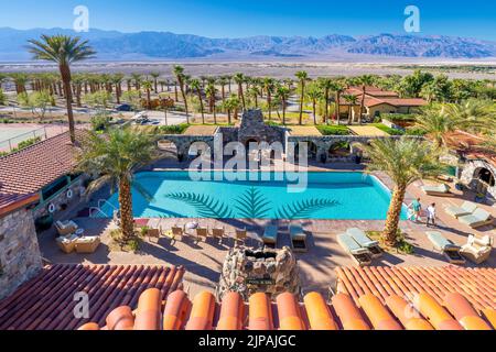 The INN at the Oasis Hotel, Furnace Creek, piscina e palme nel Desert Death Valley National Park, California, Nord America, Stati Uniti Foto Stock