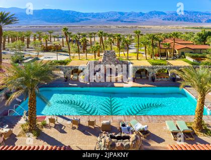 The INN at the Oasis Hotel, Furnace Creek, piscina e palme nel Desert Death Valley National Park, California, Nord America, Stati Uniti Foto Stock