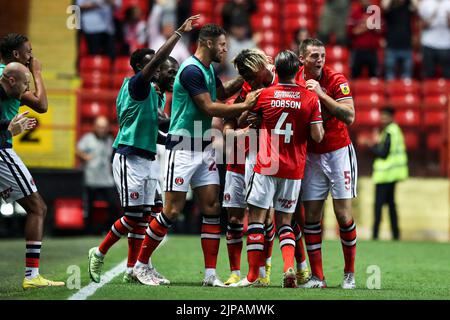 Sean Clare of Charlton Athletic celebra il suo obiettivo durante la partita della Sky Bet League 1 tra Charlton Athletic e Plymouth Argyle at the Valley, Londra, martedì 16th agosto 2022. (Credit: Tom West | MI News) Credit: MI News & Sport /Alamy Live News Foto Stock