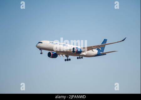 31.07.2022, Berlino, Germania, Europa - Un Airbus Turkish Airlines A350-900 passeggeri si avvicina all'aeroporto di Berlino Brandeburgo BER per l'atterraggio. Foto Stock