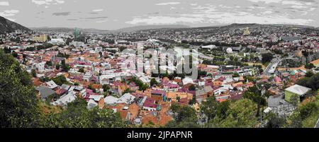 Tbilisi, Georgia. 8th giugno, 2022. Vista panoramica verso la città vecchia di Tbilisi, Georgia dalla collina di Narikala. Tbilisi è la capitale e la città più grande della Georgia, situata sulle rive del fiume Kura. (Credit Image: © Hendrik Osula/SOPA Images via ZUMA Press Wire) Foto Stock