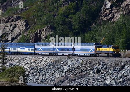 Beluga Point, Alaska, Stati Uniti. 27th luglio, 2022. Un treno turistico, inclusi i passeggeri della Princess Cruise, passa Beluga Point, a sud di Anchorage, Alaska, sull'autostrada tra Anchorage e Seward, mercoledì 27 luglio 2022. (Credit Image: © Mark Hertzberg/ZUMA Press Wire) Foto Stock