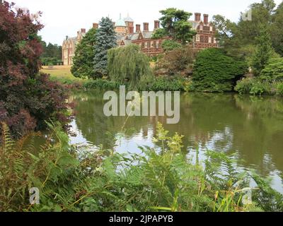 Una vista sul lago nei terreni della tenuta di Sandringham, guardando verso la Casa, dove la Regina trascorre circa due mesi ogni inverno. Foto Stock