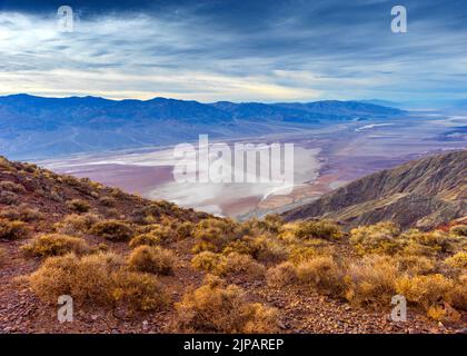 Vista su Dantes, si affaccia sulle saline del bacino di Badwater, sopra il Sea Level Death Valley National Park, California, Nord America, Stati Uniti Foto Stock