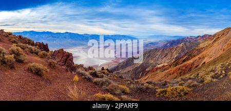 Vista su Dantes, si affaccia sulle saline del bacino di Badwater, sopra il Sea Level Death Valley National Park, California, Nord America, Stati Uniti Foto Stock