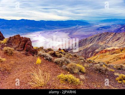 Vista su Dantes, si affaccia sulle saline del bacino di Badwater, sopra il Sea Level Death Valley National Park, California, Nord America, Stati Uniti Foto Stock