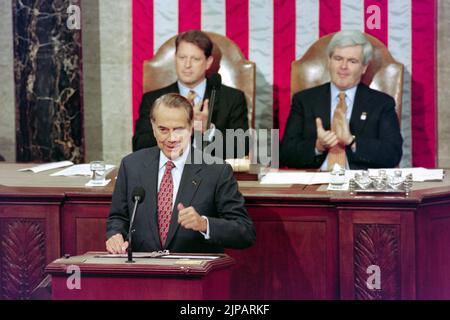 Bob Dole, leader della maggioranza del Senato degli Stati Uniti del Kansas, si rivolge a una sessione congiunta del Congresso per chiudere la commemorazione del 50th° anniversario della seconda guerra mondiale come Vice Presidente al Gore e relatore Newt Gingrich della Georgia guardare a Capitol Hill, 11 ottobre 1995 a Washington, D.C. Foto Stock