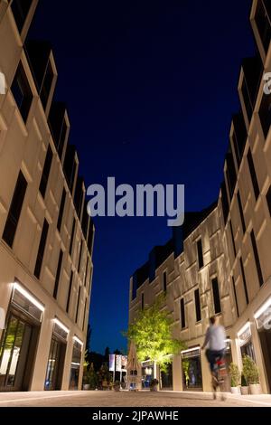 Norimberga, Germania. 16th ago, 2022. Il blu scuro è il cielo della sera all'ora blu sopra gli edifici sul sito 'Augustinerhof'. Credit: Daniel Karmann/dpa/Alamy Live News Foto Stock