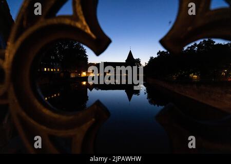 Norimberga, Germania. 16th ago, 2022. La torre Schlayer con la passerella a catena sul Pegnitz di Hallertor, vista attraverso la ringhiera dal Maxbrücke all'ora blu. Credit: Daniel Karmann/dpa/Alamy Live News Foto Stock