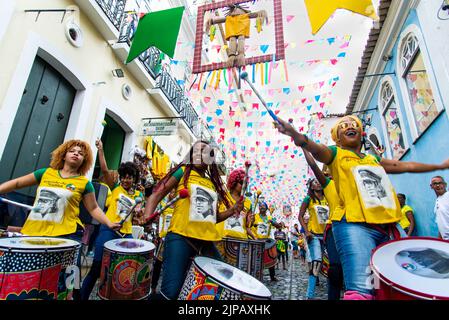 I membri della Dida Band suonano strumenti a percussione al Pelourinho di Salvador, prima della partita tra Brasile e C. Foto Stock