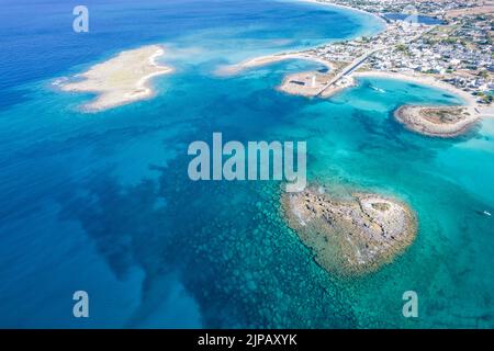 Veduta aerea di porto cesareo e dell'isola del cuore. Puglia, italia Foto Stock