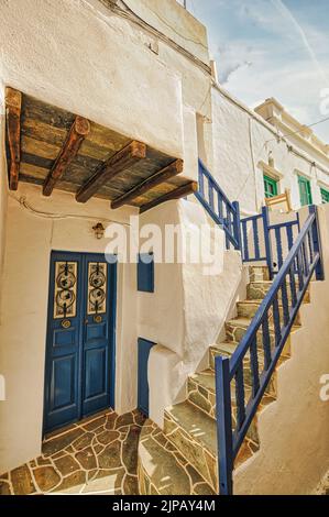 Vista su un edificio bianco con una porta blu a Castro, la parte più antica della città di Chora sull'isola di Folegandros Foto Stock