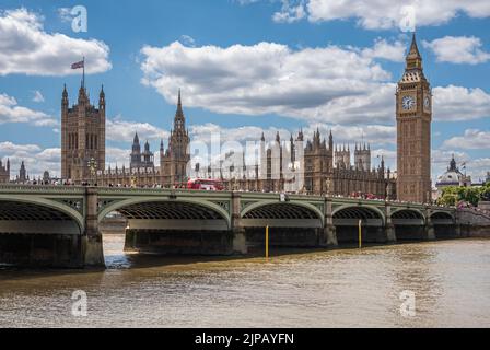 Londra, Regno Unito - 4 luglio 2022: House of Lords, Westminster Bridge and Palace, hall, e Big ben sotto il paesaggio azzurro del Tamigi visto dall'alto sull'acqua marrone Foto Stock