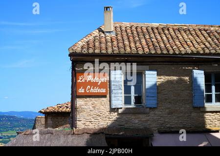 GORDES, FRANCIA -1 LUG 2021- Vista del centro di Gordes, un caratteristico borgo medievale arroccato di Gordes nella zona del Luberon di Vaucluse, Provenza, Francia. Foto Stock