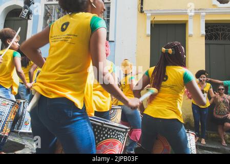 I membri della Dida Band suonano strumenti a percussione al Pelourinho di Salvador, prima della partita tra Brasile e C. Foto Stock