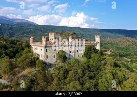 Il castello di Montalto Dora, a 405 metri di altitudine, sul Lago di Pistono, nell'anfiteo morenico. Montalto Dora, Torino, Italia Foto Stock