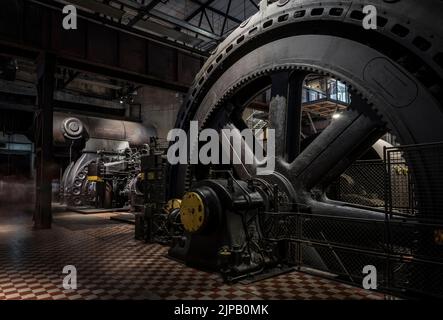 macchinari storici in una vecchia acciaieria Foto Stock