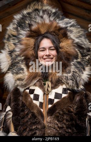 Una ragazza di Athabaskan posa in costume nativo al villaggio indiano di Chena a Fairbanks, Alaska Foto Stock