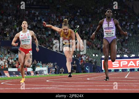 Monaco, Germania. 16th ago, 2022. Campionati europei, Campionato europeo, Atletica, Donne, 100m, Finale allo Stadio Olimpico, il primo posto di Gina Lückenkemper (M, Germania) attraversa il traguardo. Sulla sinistra corre Ewa Swoboda (Polonia), sulla destra Daryll Neita (Gran Bretagna). Credit: Sven Hoppe/dpa/Alamy Live News Foto Stock