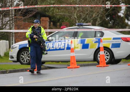 Auckland, Nuova Zelanda, 17 ago, 2022. Polizia armata guardia la scena in Ocean View Road, Hillcrest dopo che un uomo è morto a seguito di rapporti di una lotta. Credit: David Rowland/Alamy Live News Foto Stock