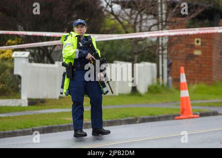 Auckland, Nuova Zelanda, 17 ago, 2022. Polizia armata guardia la scena in Ocean View Road, Hillcrest dopo che un uomo è morto a seguito di rapporti di una lotta. Credit: David Rowland/Alamy Live News Foto Stock