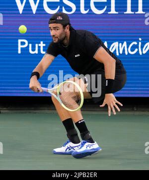 15 agosto 2022: Matteo Berrettini (ITA) perde a Frances Tiafoe (USA), 7-6, 6-4 7-6 al Western & Southern Open che si gioca al Lindner Family Tennis Center di Cincinnati, Ohio, {USA} © Leslie Billman/Tennisclix/Cal Sport Media Foto Stock