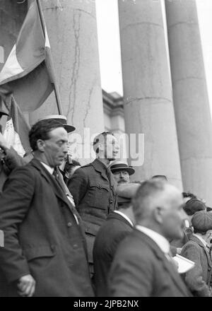 Éamon de Valera, leader politico e rivoluzionario irlandese, si rivolge a una folla sulle orde del tribunale di Ennis, nella contea di Clare, nel luglio 1917 Foto Stock