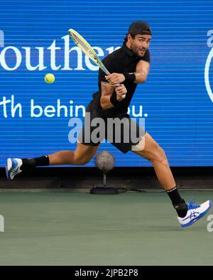 15 agosto 2022: Matteo Berrettini (ITA) perde a Frances Tiafoe (USA), 7-6, 6-4 7-6 al Western & Southern Open che si gioca al Lindner Family Tennis Center di Cincinnati, Ohio, {USA} © Leslie Billman/Tennisclix/Cal Sport Media Foto Stock