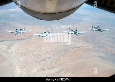 Quattro A-10 Thunderbolt IIS assegnati a Davis-Monthan, Arizona, si allineano dopo essere stati rifornire da un KC-135 Stratotanker dalla 22nd Air Refuging Wing Over New Mexico 10 maggio 2022. Gli A-10s sono stati rifocalizzati per la Missione Wichita, un evento per i residenti locali per entrare in contatto con McConnell Airmen per discutere gli eventi in corso nella zona circostante. (STATI UNITI Air Force foto di Airman William Lunn) Foto Stock