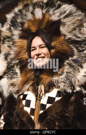 Una ragazza di Athabaskan posa in costume nativo al villaggio indiano di Chena a Fairbanks, Alaska Foto Stock