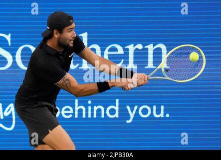 15 agosto 2022: Matteo Berrettini (ITA) perde a Frances Tiafoe (USA), 7-6, 6-4 7-6 al Western & Southern Open che si gioca al Lindner Family Tennis Center di Cincinnati, Ohio, {USA} © Leslie Billman/Tennisclix/Cal Sport Media Foto Stock