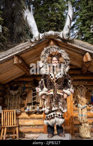 Una ragazza di Athabaskan posa in costume nativo al villaggio indiano di Chena a Fairbanks, Alaska Foto Stock