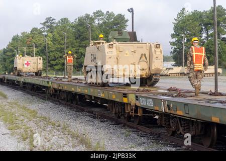 I soldati con 1st battaglione, 120th reggimento di fanteria, 30th squadra di combattimento delle Brigate Armorate, guardia nazionale del North Carolina, conducono operazioni di testa a Camp Shelby Joint Forces Training Center, Mississippi, 4 agosto 2022. I soldati sono a Camp Shelby per l'addestramento annuale. (STATI UNITI Foto della Guardia Nazionale militare di Sgt. Jovi Prevot) Foto Stock