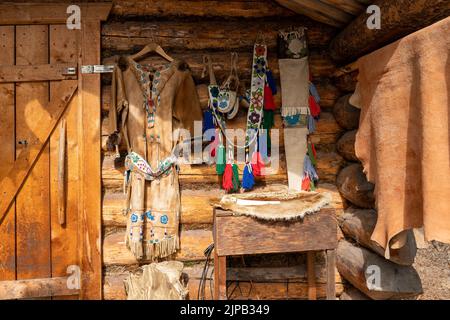 Gli ospiti del Riverboat Discovery si fermano per una visita al Chena Indian Village di Fairbanks, Alaska Foto Stock