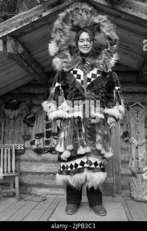 Una ragazza di Athabaskan posa in costume nativo al villaggio indiano di Chena a Fairbanks, Alaska Foto Stock