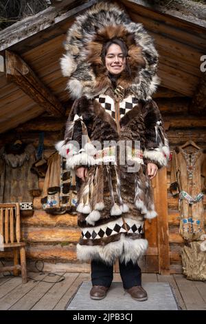 Una ragazza di Athabaskan posa in costume nativo al villaggio indiano di Chena a Fairbanks, Alaska Foto Stock