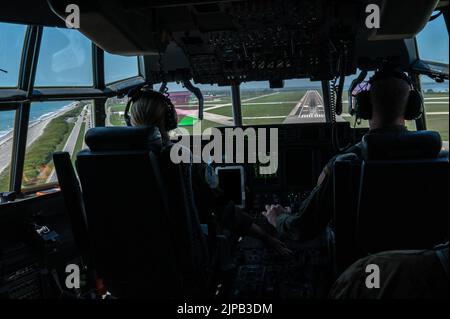 39th Rescue Squadron HC-130J Combat King II piloti atterrano alla base della Patrick Space Force, Fla., dopo una gara Turkey Shoot il 16 giugno 2022. Durante il concorso, i membri dell'equipaggio hanno gareggiato su abilità come l'impiego di armi da aerei, il rifornimento di aerei da elicotteri, la navigazione degradata, la ricerca degradata e il sollevamento confinato. (STATI UNITI Foto forza spaziale di Senior Airman Thomas Sjoberg) Foto Stock